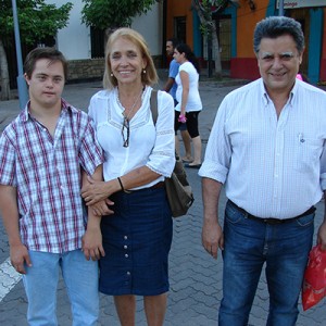 Elena Calderón –madre prolífica si las hay- y Luis Cuervo con Pancho de paseo por la feria dominical.