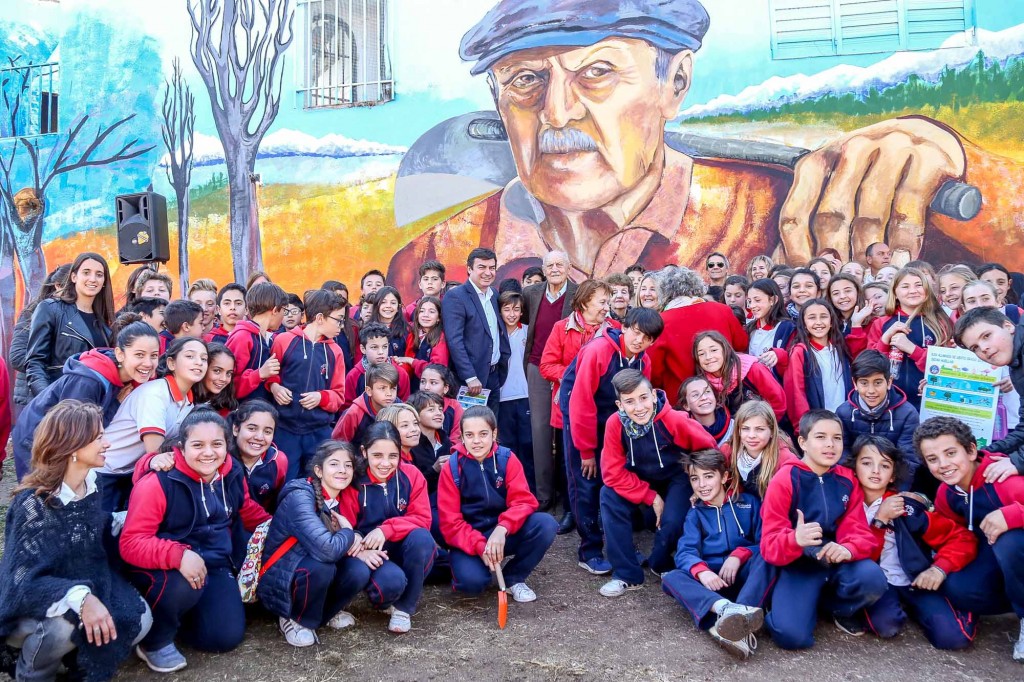 De Marchi y Contardi junto a los alumnos en el mural.