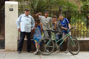Don Domingo, el jardinero de calle Loria, con Octavio, Isaías, Cristian y Ezequiel.