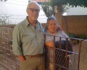 El Dr. Cano visita a la costurera Noemí Rodríguez.