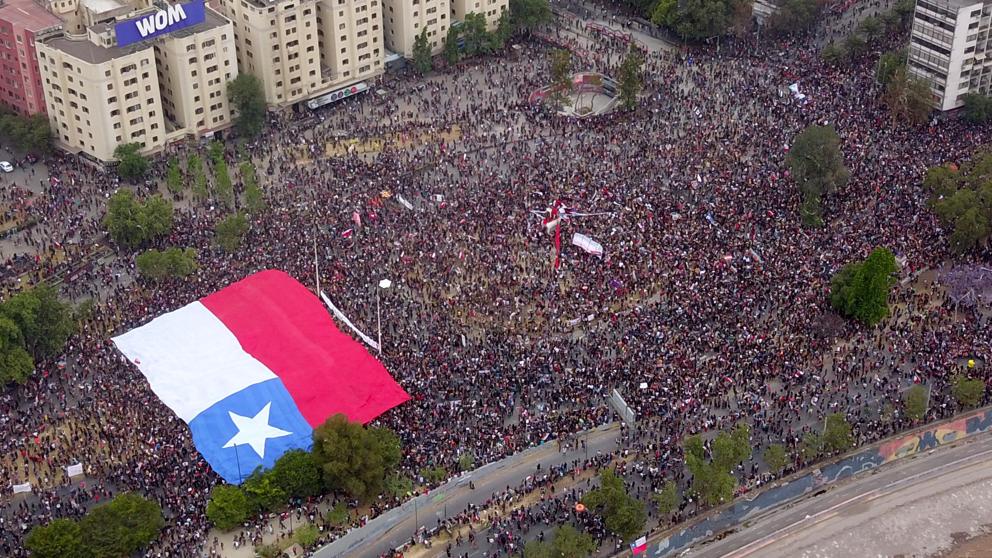 EuropaPress_2476539_MARCHA_MASIVA_EN_SANTIAGO_DE_CHILE_EN_LA_QUE_SE_C_20191109031008-kTPH-U471509335073pGF-992x558@LaVanguardia-Web