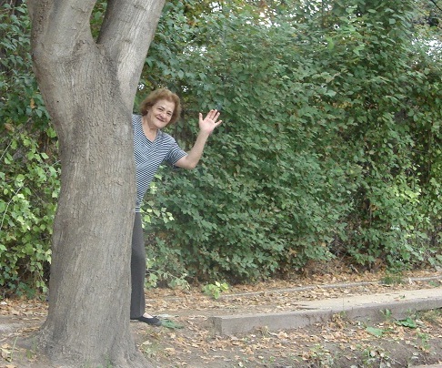 Descubrimos a la vecina Gladys Franco jugando a las escondidas por la calle Loria