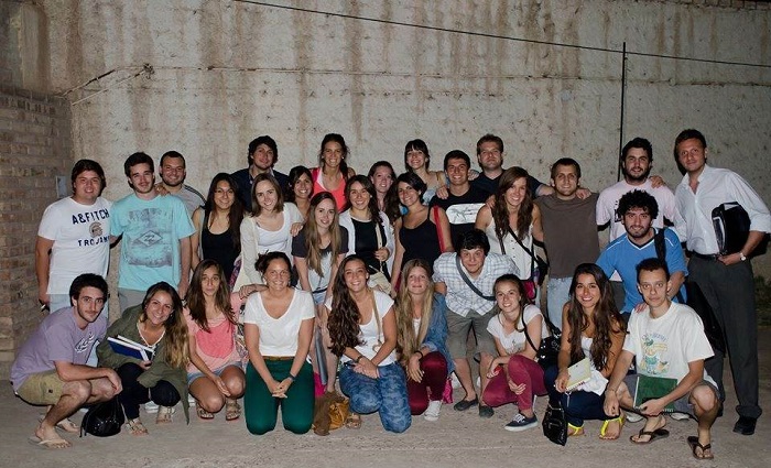 Grupo de voluntarios de Crecer Felices, a la salida de la reunión mensual de talleres.