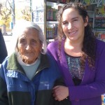Doña Francisca Amico, con sus 95 años una de las habitantes más antiguas de Chacras, anduvo de paseo por el centro del pueblo acompañada por su nieta Blanca Chávez.