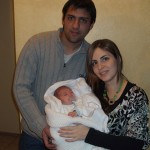 Agustín Sconfienza y su nueva familia, Natalia y el recién nacido Valentín.