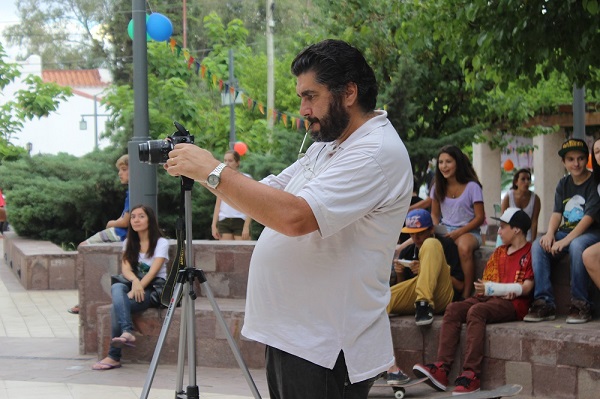 Fotógrafo en acción. Javier Gallar alista su maquinaria antes de empezar a disparar sobre los destacados.