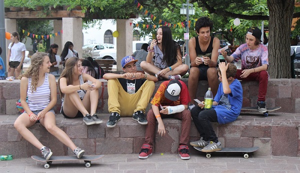 Los chicos de la plaza y sus skates. Una postal chacrense.