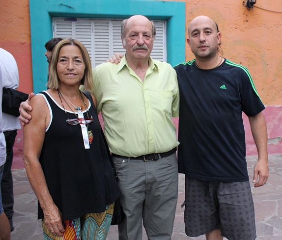 El vecino de calle Matheu, Choli Cuadrelli con su mujer y su hijo.