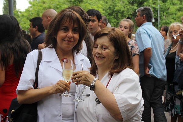 El brindis de las doctoras del Centro de Salud: la directora Cristina López y la pediatra Claudia Carden, una institución dentro de la institución.