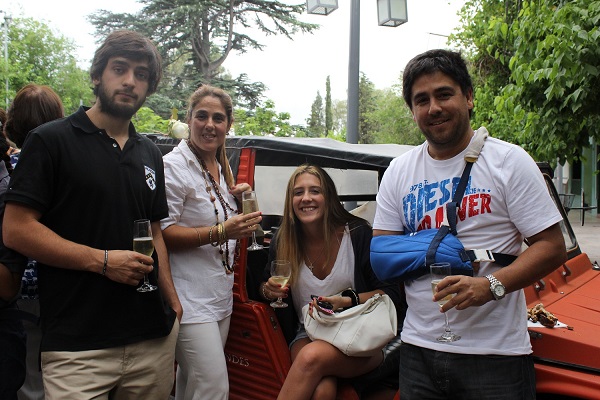 El Cuatro títulos, Diego Sayavedra -de la FM 96.9 de Chacras- con su mujer, Verónica Villarroel y sus hijos Julián y Bernardita Sayavedra.