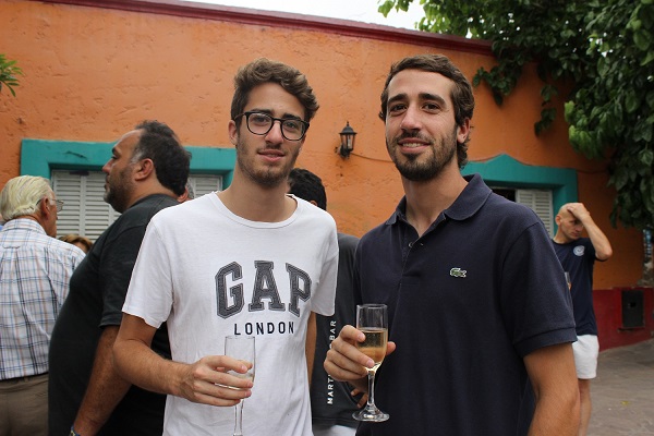 Los muchachos brindan y festejan por la juntada vecinal.