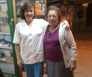 La pedicura Silvia Gutiérrez y su madre Teresa.