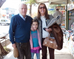 Los orgullosos abuelos Roberto y Tatana Merlo, con la nieta Amparo, hija del Robertito.