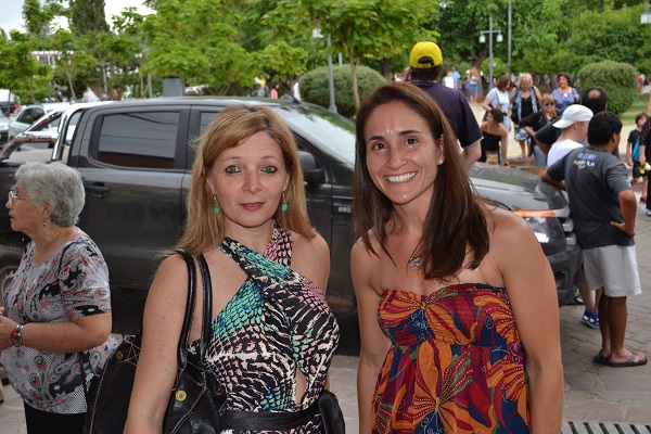 Marcela Rinaldi, diseñadora de alta costura y de modelos reciclados también, hizo buenas migas con la gran jugadora de hóckey y Leona, hoy entrenadora, Marina Di Giácomo.