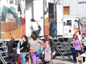 Mucha gente se arrimó hasta los camiones sanitarios ubicados en el barrio Huarpes 3