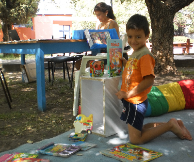 Niños-y-adultos-disfrutan-del-rincón-literario-en-la-plaza