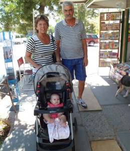 Los flamantes abuelos Virginia Ferraris y Carlos Diserio salieron a hacer compras y aprovecharon para mostrar su nieta Martina Diserio.
