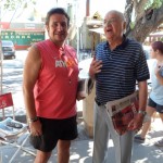 El gran Juan Mattiazzo y don Salvador Reta charlan sin parar mientras compran el diario.