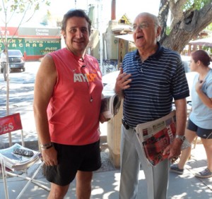 El gran Juan Mattiazzo y don Salvador Reta charlan sin parar mientras compran el diario.