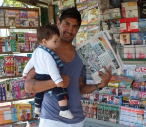 Nicolás Olmedo, volante del Tomba, con Iñaki, elige el kiosco de diarios Correveidile para llevar su material de lectura e información dominguera.