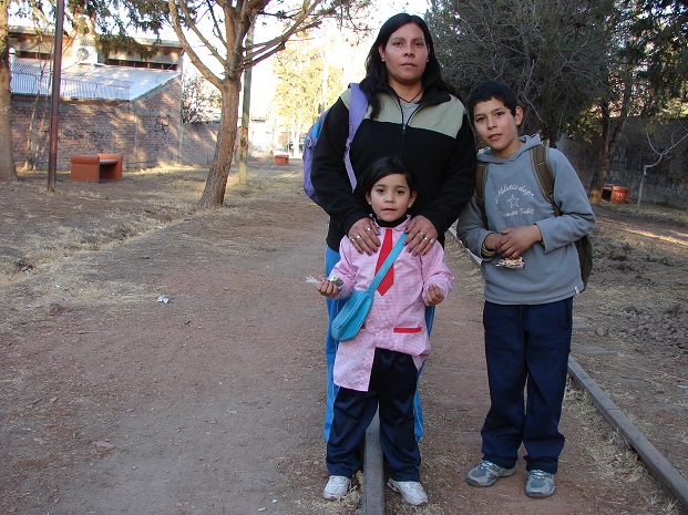 Silvia Luján de regreso a casa con sus hijos Aldana y Rodrigo Franco, alumnos de la Escuela Teresa O´Connor.
