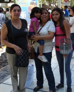 La señora de Fernández y su hija con Adriana y Evelyn Lucero, con el canasto presto para recibir los regalos de las Reinas.