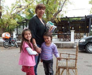 Abuela orgullosa. Stella con sus nietas Sofía y Josefina Salgado.