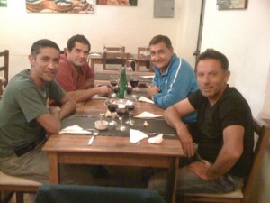 Tato Maldonado, Federico Alterio, Fiti Estrada y Ruli Pons, comiendo en la piadina