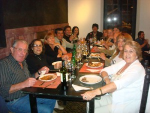 Una mesa más que larga: las Familias Giacconi Abraham, Torres Bet y la Sevilla, que pagó la cuenta.