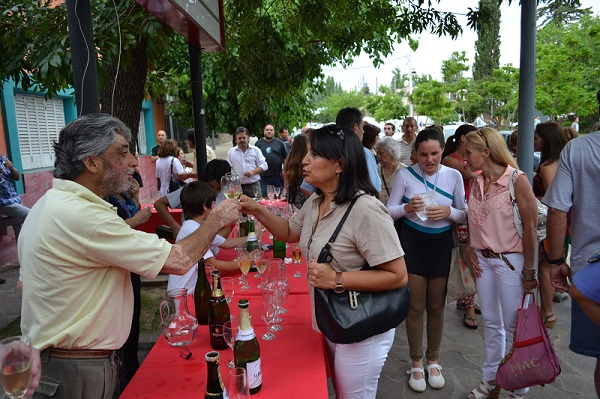 Brindis de directores. El de Correveidile, Alberto Cabanillas, y la de la Biblioteca Alberdi, Rosa Huidobro. Atrás se acercan a por su copa el arquitecto Oscar Giammateo y el barrilete Turco Miguel. A la derecha, la patinadora Marianela Fernández y su entrenadora Silvana Martín.