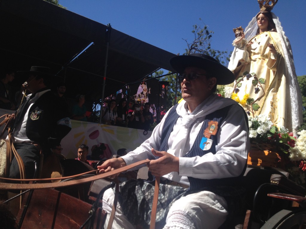 Nuestro vecino Alberto Cruz, del Centro Tradicionalista mendocino, a cargo de la Patrona de los Viñedos, Virgen de la Carrodilla.