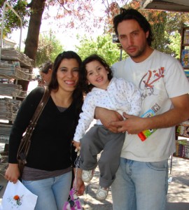 Ana Laura Domínguez y Nicolás Zalloco con Martina.
