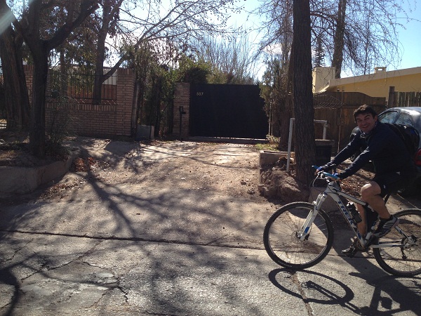 Encontramos a bordo de su bicicleta, además, al intendente electo Omar De Marchi, que al ser usuario esperamos que se comprometa con el tema ciclovías y la creación de sendas seguras para circular tranquilos por las calles de Chacras.