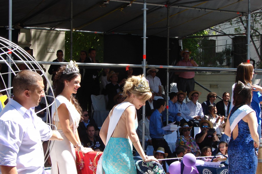 Giuliana, nuestra representante de Chacras de Coria que llegó a Reina Nacional de la vendimia 2016, y su Virreina, Rocío Fuster, de Lavalle, en su último desfile como soberanas vendimiales. 