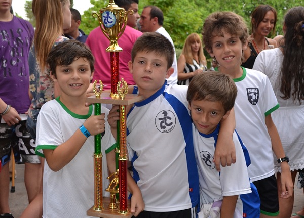 Los campeones de la Liga Crack, del Club de la Casa del Maestro, orgullosos con su copa.
