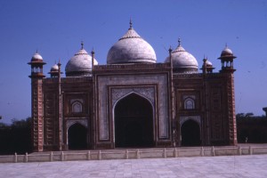 Desde 1985 se han venido observando inconvenientes en la estabilidad estructural del mausoleo, incluyendo la inclinación progresiva de los altos minaretes.