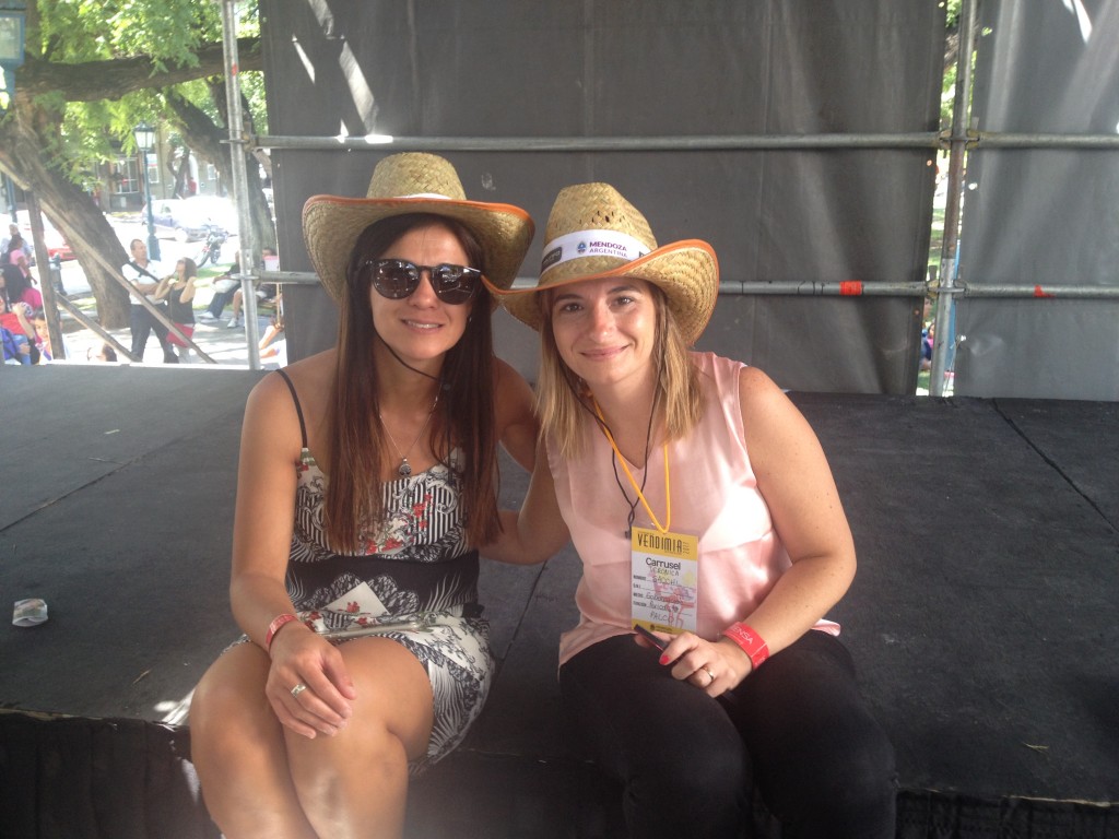 Mariana Páez y Verónica Sacchi, las chicas de prensa hacen su trabajo bajo la sombra del palco de periodistas.