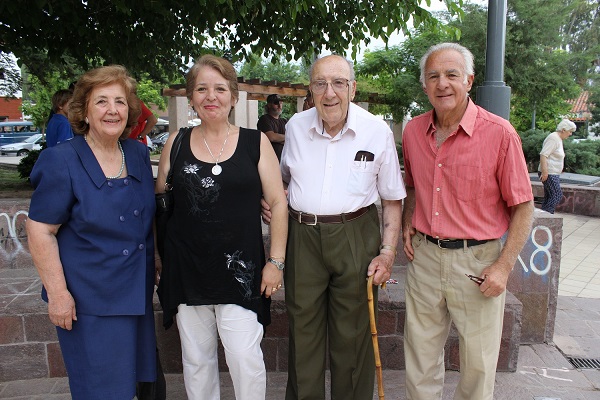 Coca Valenzuela, de las costureras Amigas Solidarias, Margarita Rojas, el doctor José Enrique Marianetti y Silvano Savoy, integrante de la primera comisión directiva de la Unión Vecinal Chacras de Coria.