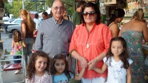 Coco García Sáez, con Elena y sus nietos.