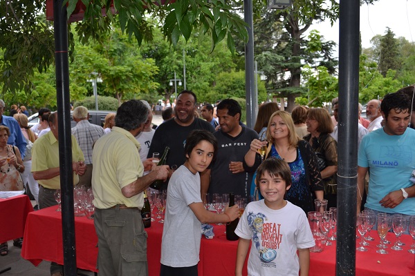Los encargados de servir el riquísimo pannetone de Jebbs, Tomás Cabanillas y . Detrás, brinda la fundadora de la Biblioteca La magnolia, de la Escuela Teresa O’Connor, Sonia Nieto, a la sazón, madre de . Nicolás Martín, responsable de la escuelita de fútbol del Pueyrredón Indoors, busca su copa p’empezar a brindar.